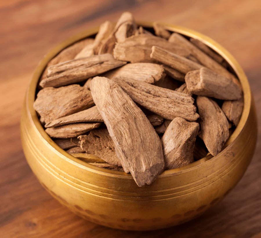 Dubai luxury oud perfumery and majlis hospitality — agarwood wholesale supplier for UAE duty-free OEM and attar collections