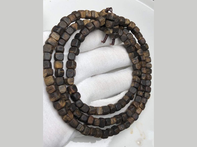 Agarwood bracelet care for square beads: an 8 mm square-bead agarwood bracelet whose edges need gentle storage