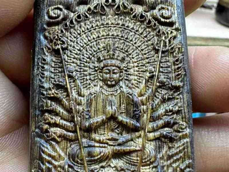 Agarwood carving guide example: a finished oud wood carving that follows the resin lines of the piece