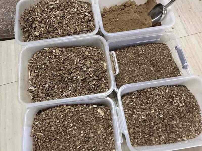Coarser agarwood powder of the kind used to bind and scent pressed bakhoor tablets and cakes