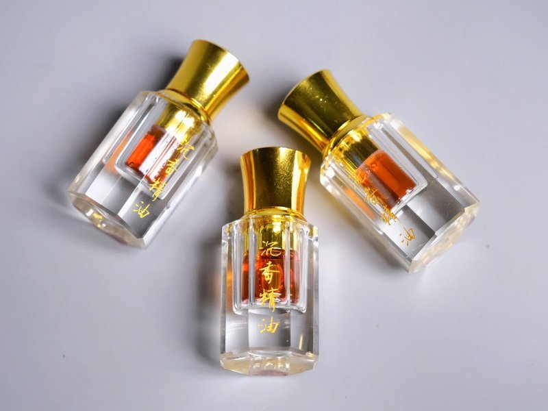 Dehn al oud of the dark, hydro-distilled style Gulf buyers expect, shown in a glass bottle