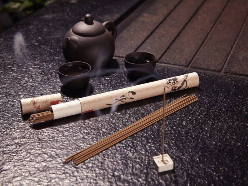 Kōdō comparé au koh : un bâton d'encens au bois d'agar allumé et son mince filet de fumée, le format japonais du quotidien