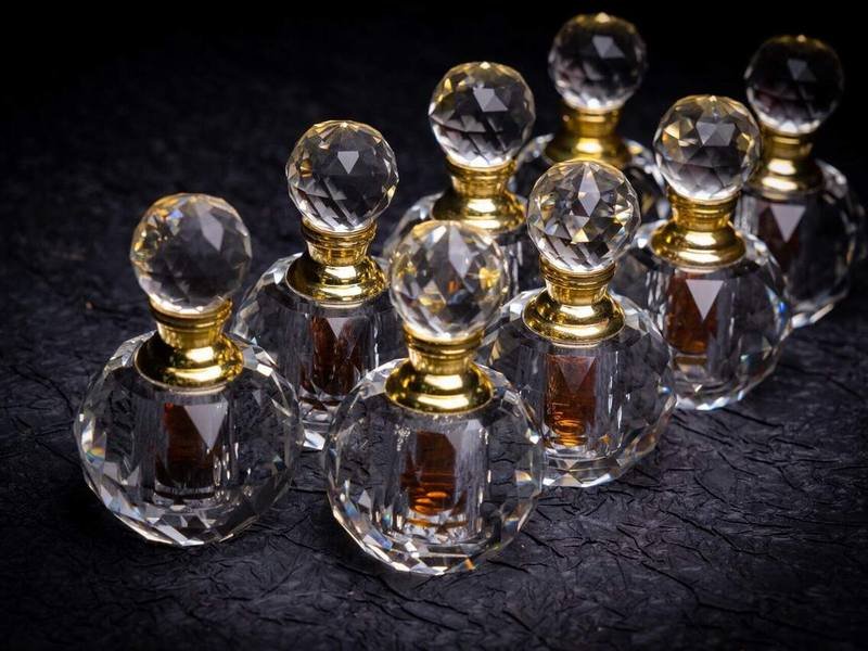 Pure agarwood oud oil without alcohol, the worn form of oud many Muslim buyers prefer